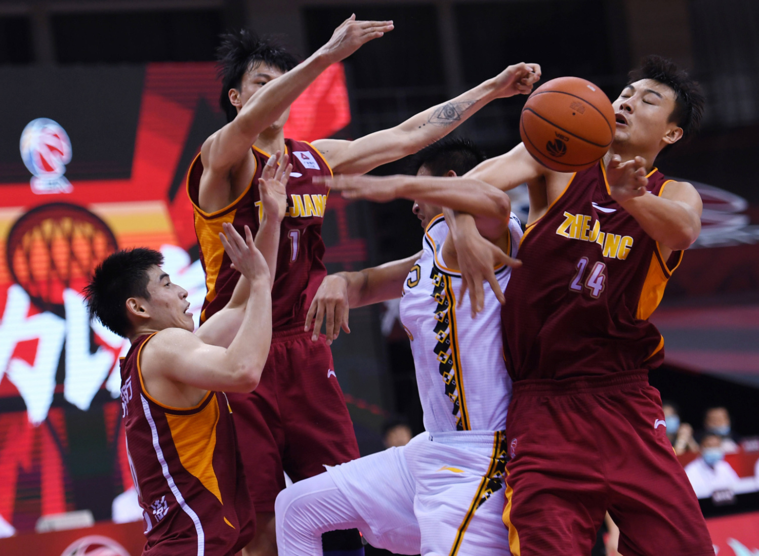 九游-包含浙江稠州发布备战花絮；清晨再遭质疑；欧篮联任务艰巨；高层口径保持一致的词条